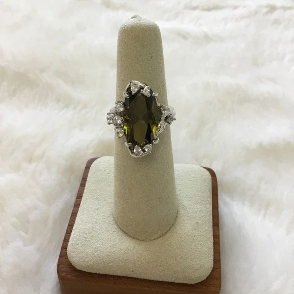 Elegant Sterling Silver Green Crystal Cocktail Ring - Picture 2 of 7